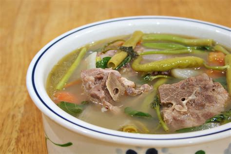   Sinigang na Baboy！ 這道酸辣湯充滿了清爽的酸味和令人垂涎的香料風味