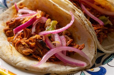  Cochinita Pibil: 慢燉香氣四溢的豬肉盛宴，喚醒味蕾的尤卡探秘之旅！