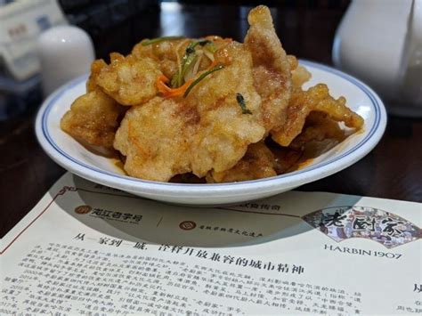  郭家大餐：酸辣的醬汁與香氣四溢的肉片交織成 Harbin 的味覺盛宴！